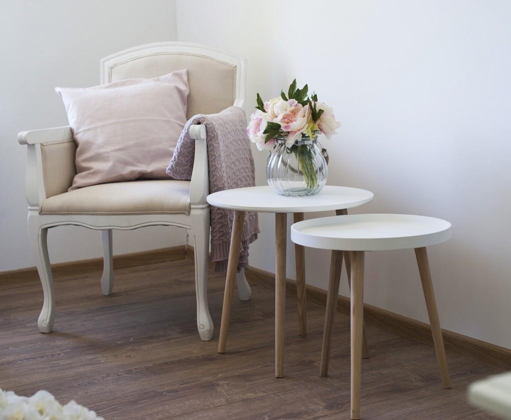 Divan Tapitat in Stilul Provence cu Tapiterie Crem si Picioare Sculptate Livin Hill