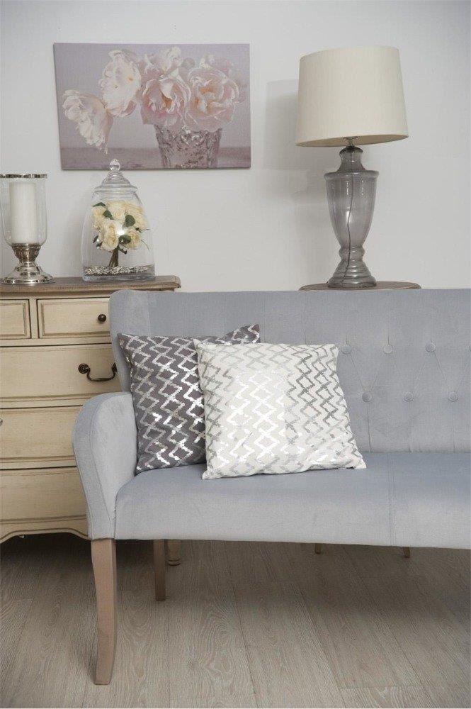 Divan Tapitat in Stilul Provence cu Tapiterie Crem si Picioare Sculptate Livin Hill