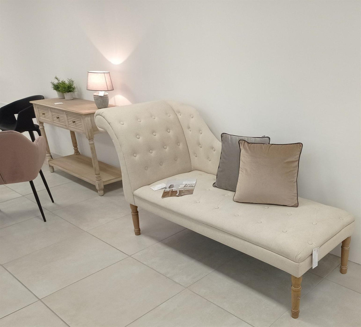 Divan Tapitat in Stilul Provence cu Tapiterie Crem si Picioare Sculptate Livin Hill