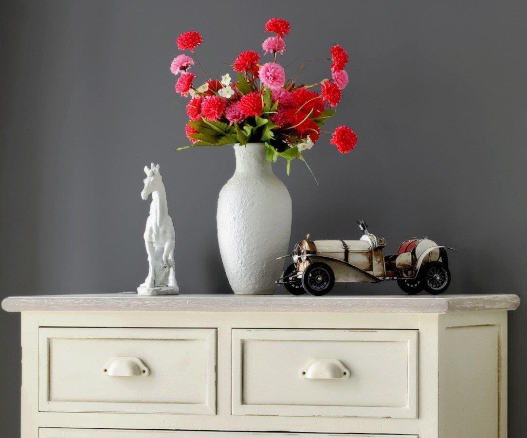 Comoda Provence cu Picioare Sculptate si Manere Metalice Livin Hill