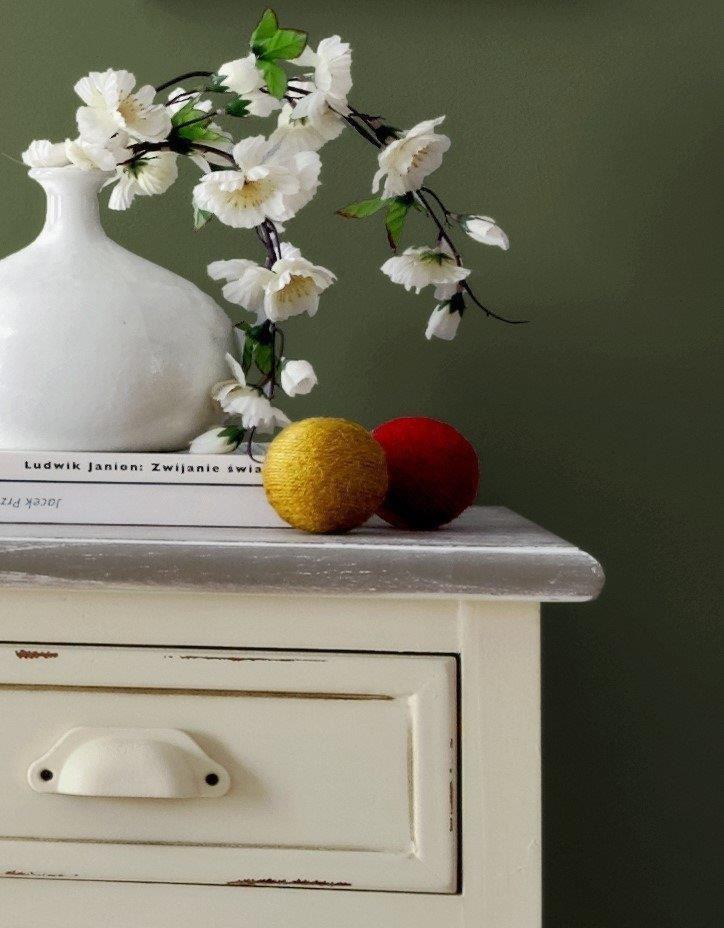 Comoda Provence cu Picioare Sculptate si Manere Metalice Livin Hill