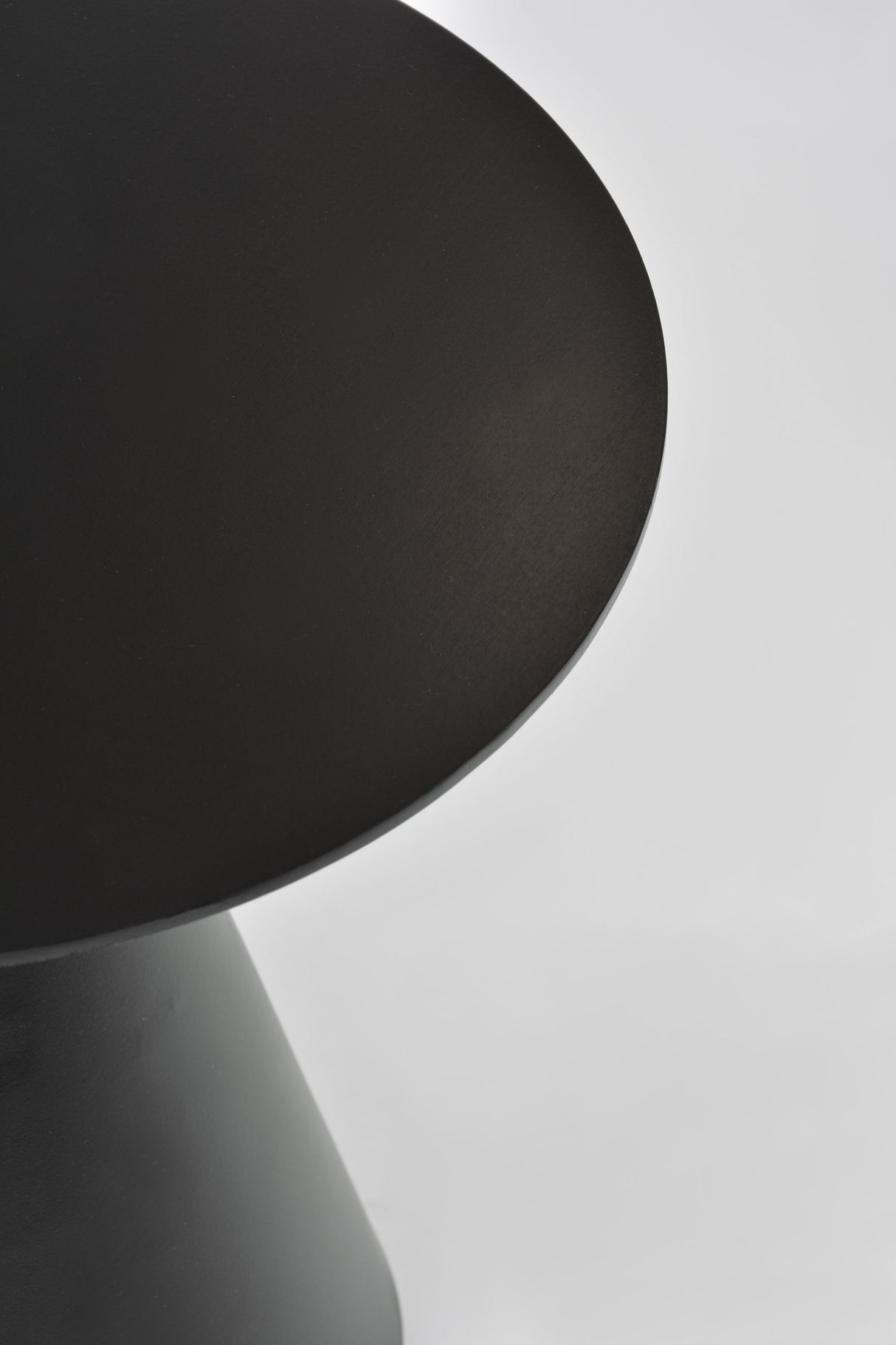 Birou Minimalist Rotund din Lemn Moale Livin Hill