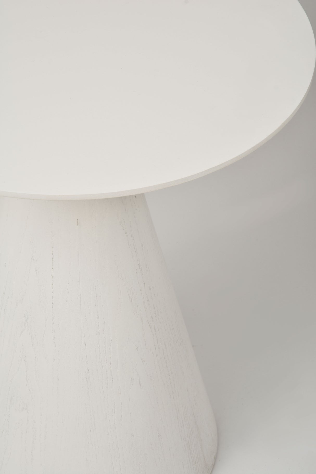 Masuta de Cafea Rotunda din Lemn Masiv cu Baza in Forma de Con Livin Hill