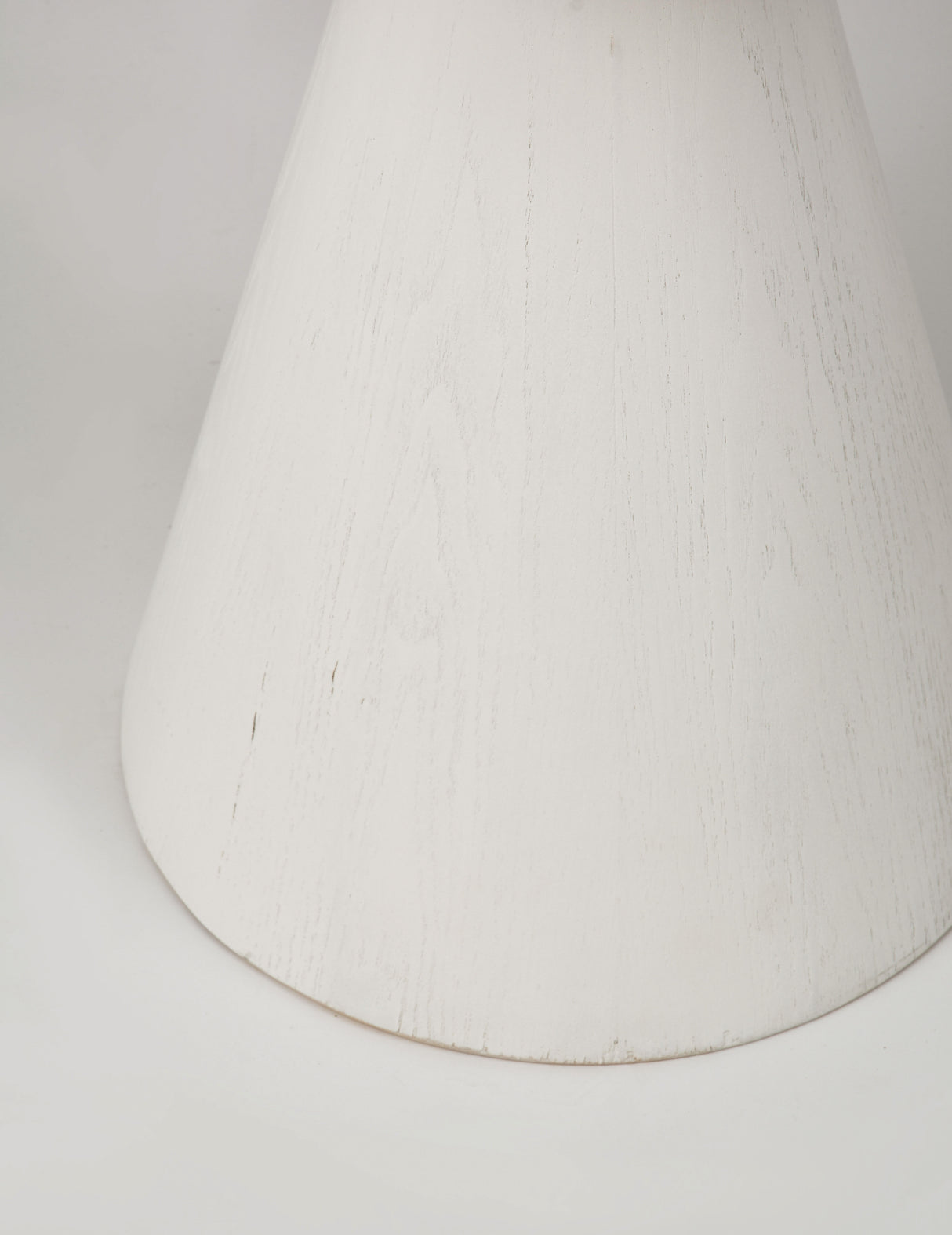 Masuta de Cafea Rotunda din Lemn Masiv cu Baza in Forma de Con Livin Hill