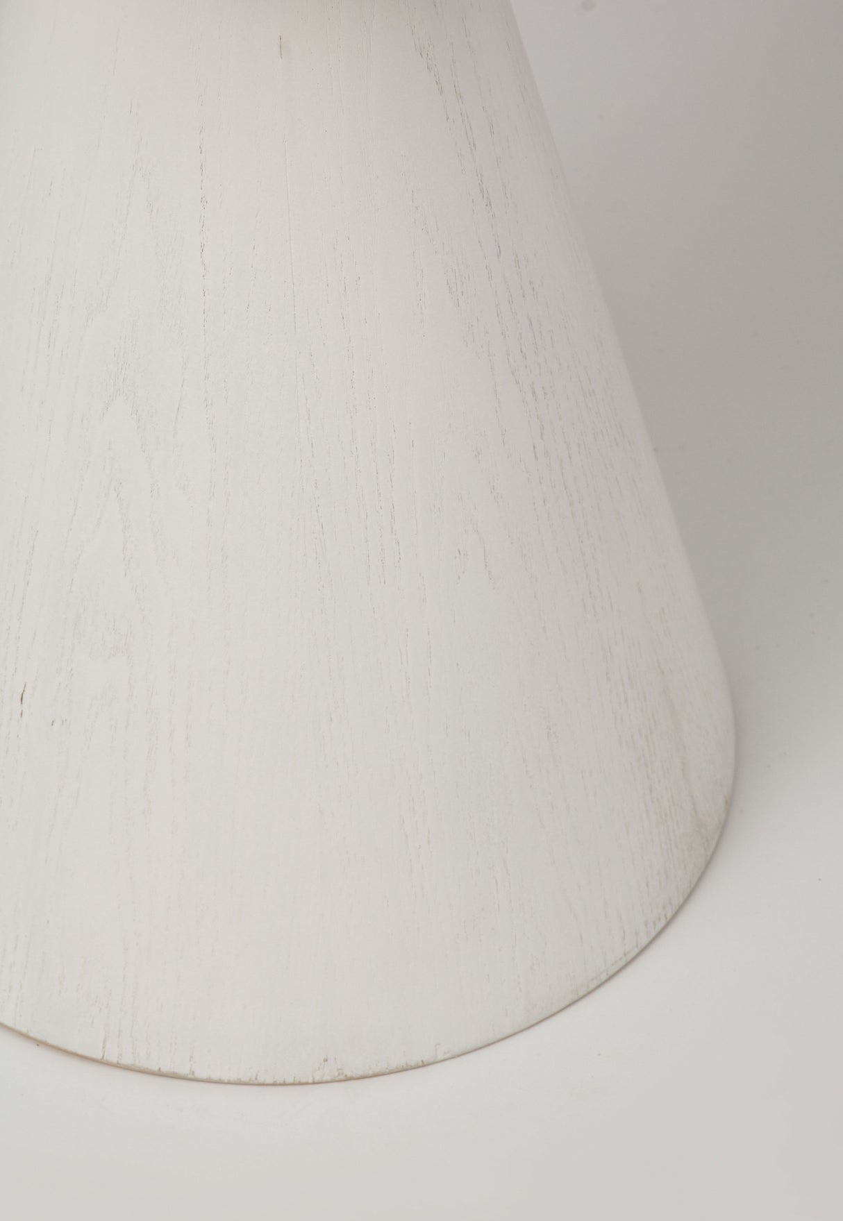 Masuta de Cafea Rotunda din Lemn Masiv cu Baza in Forma de Con Livin Hill