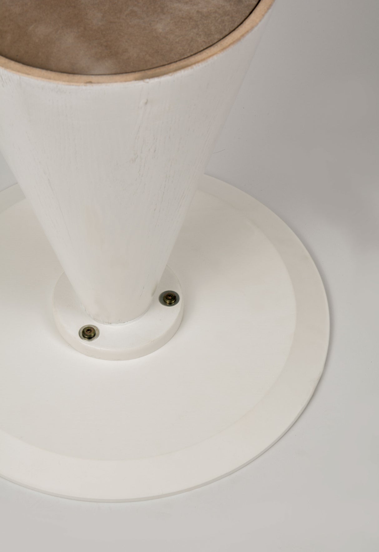 Masuta de Cafea Rotunda din Lemn Masiv cu Baza in Forma de Con Livin Hill