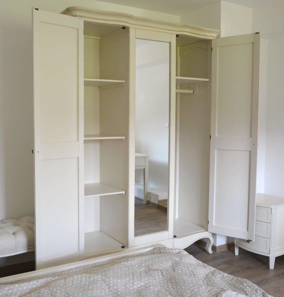 Dulap Provence din Lemn cu Picioare Sculptate si Manere Bronz Livin Hill