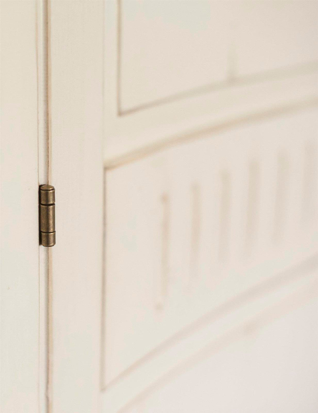 Dulap Provence din Lemn cu Picioare Sculptate si Manere Bronz Livin Hill