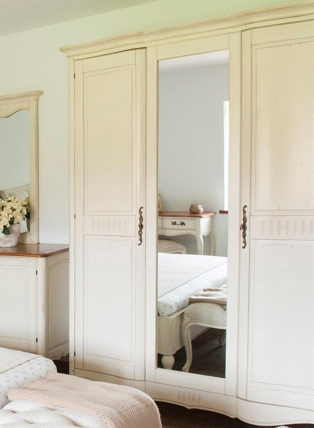 Dulap Provence din Lemn cu Picioare Sculptate si Manere Bronz Livin Hill