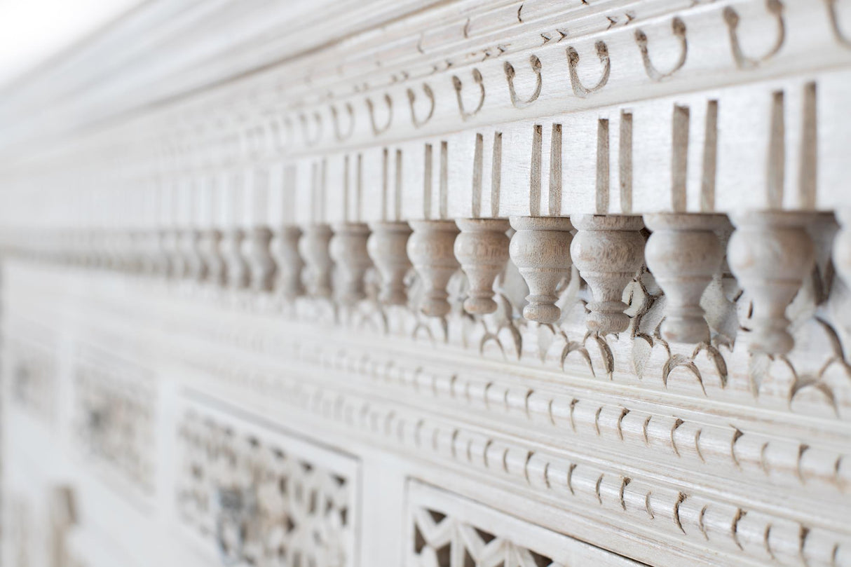 Comoda din Lemn de Mango Alb Imbatranit cu 4 Usi si 4 Sertare Giner y Colomer