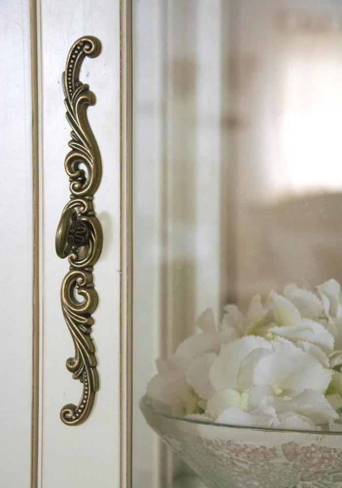 Vitrina din Lemn cu Picioare Sculptate si Manere Metalice Livin Hill