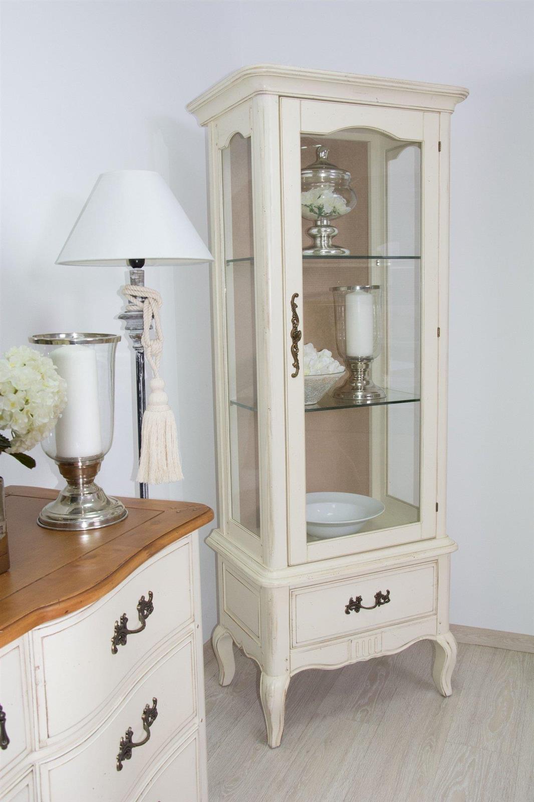 Vitrina din Lemn cu Picioare Sculptate si Manere Metalice Livin Hill