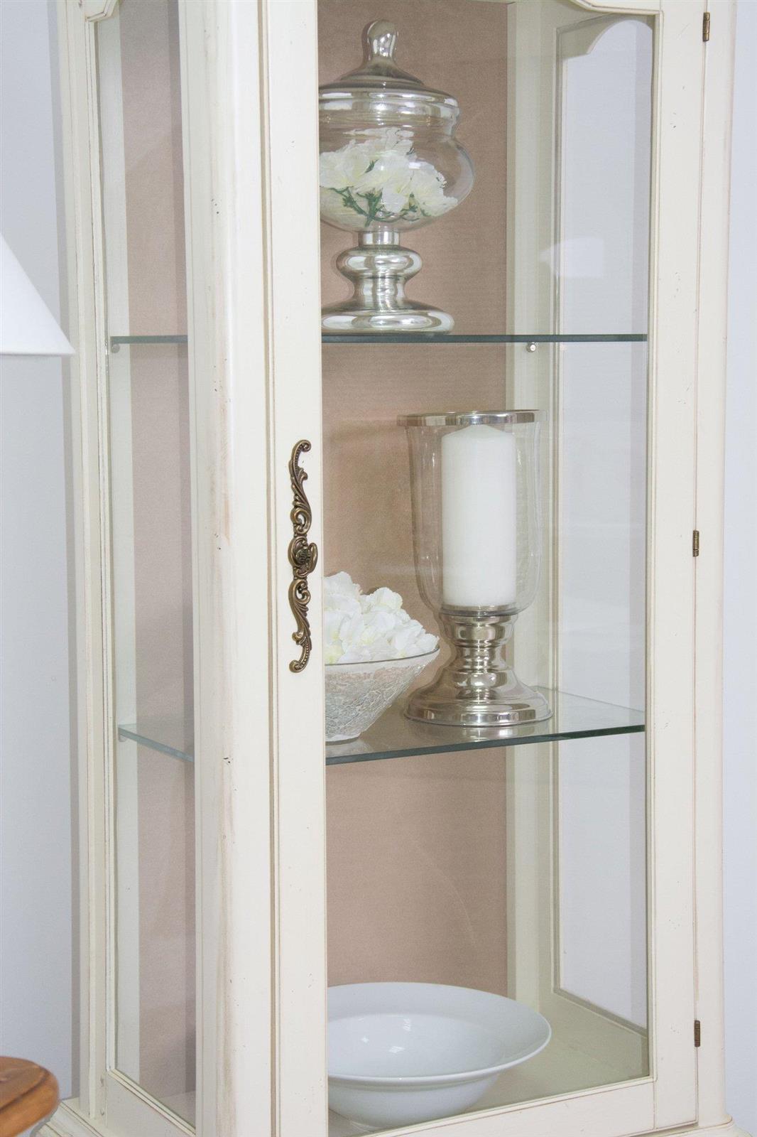 Vitrina din Lemn cu Picioare Sculptate si Manere Metalice Livin Hill