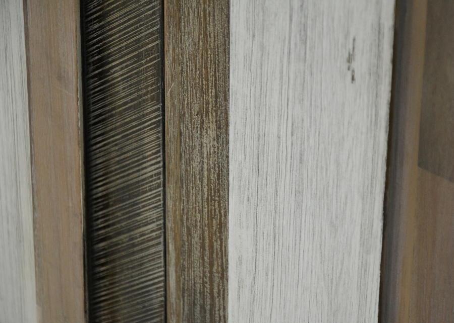 Vitrina Retro din Lemn Masiv cu Texturi Livin Hill