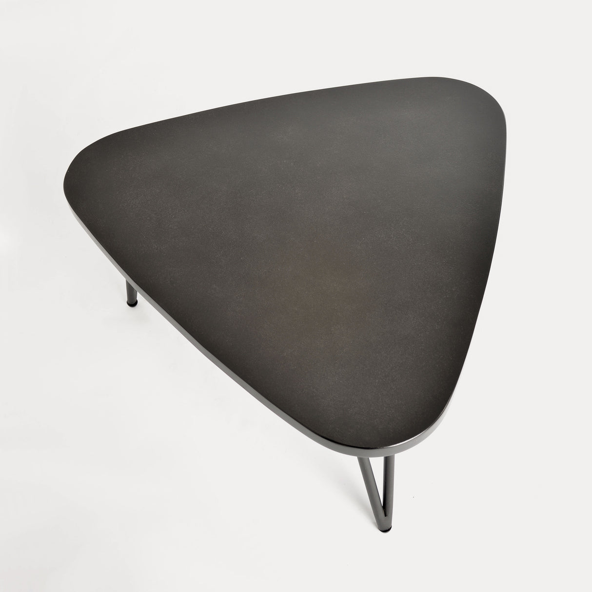 Masa de Cafea din Stejar cu Blat Negru Imitand Piatra si Suport Metalic Livin Hill