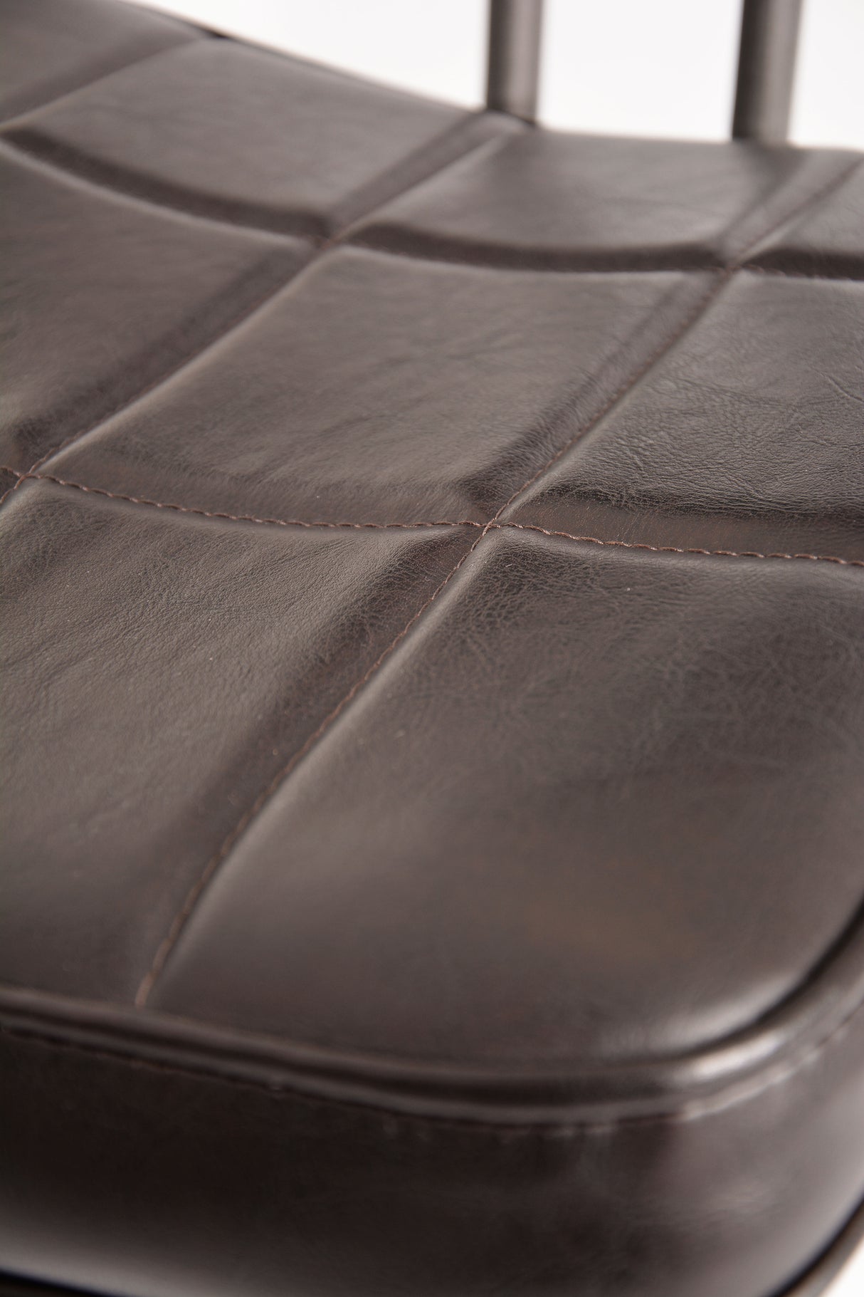 Scaunul Metalic Retro cu Tapiterie de Piele Ecologica Livin Hill