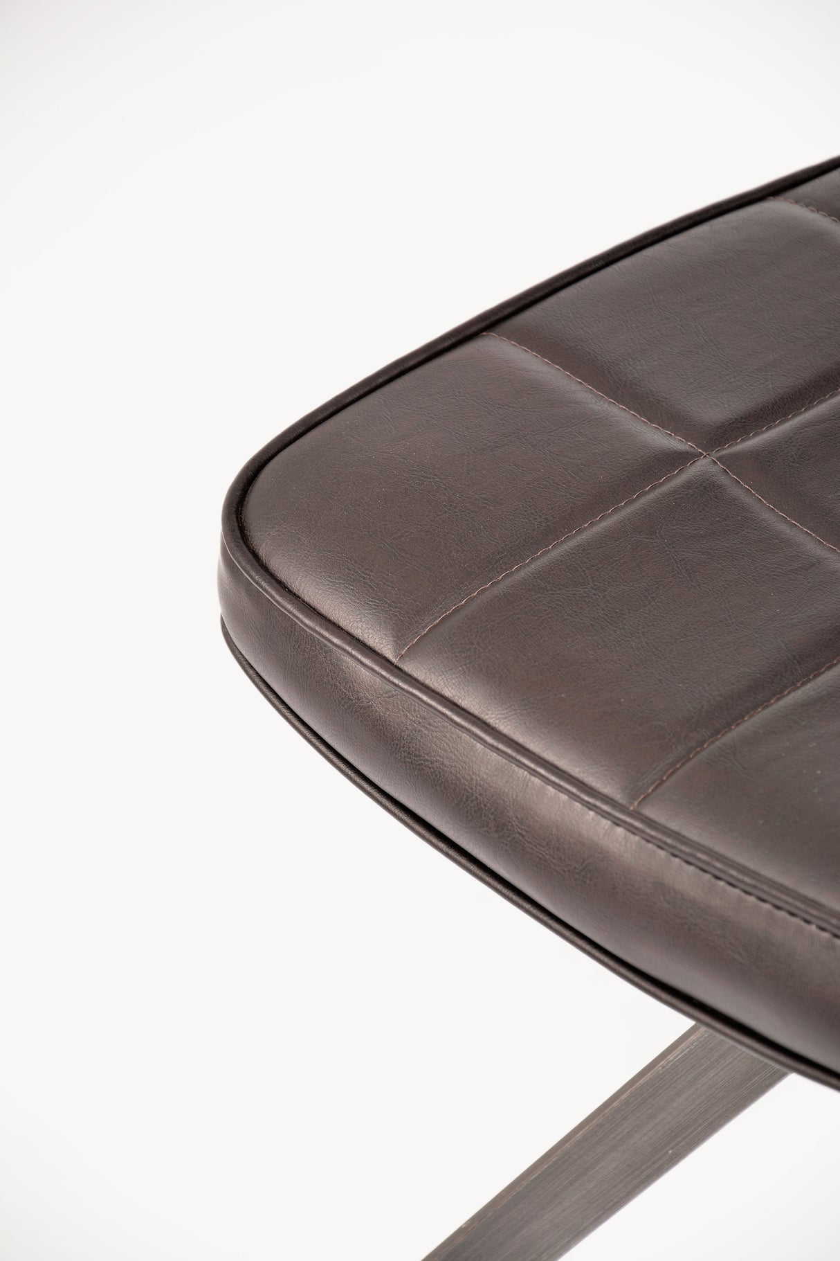 Scaunul Metalic Retro cu Tapiterie de Piele Ecologica Livin Hill