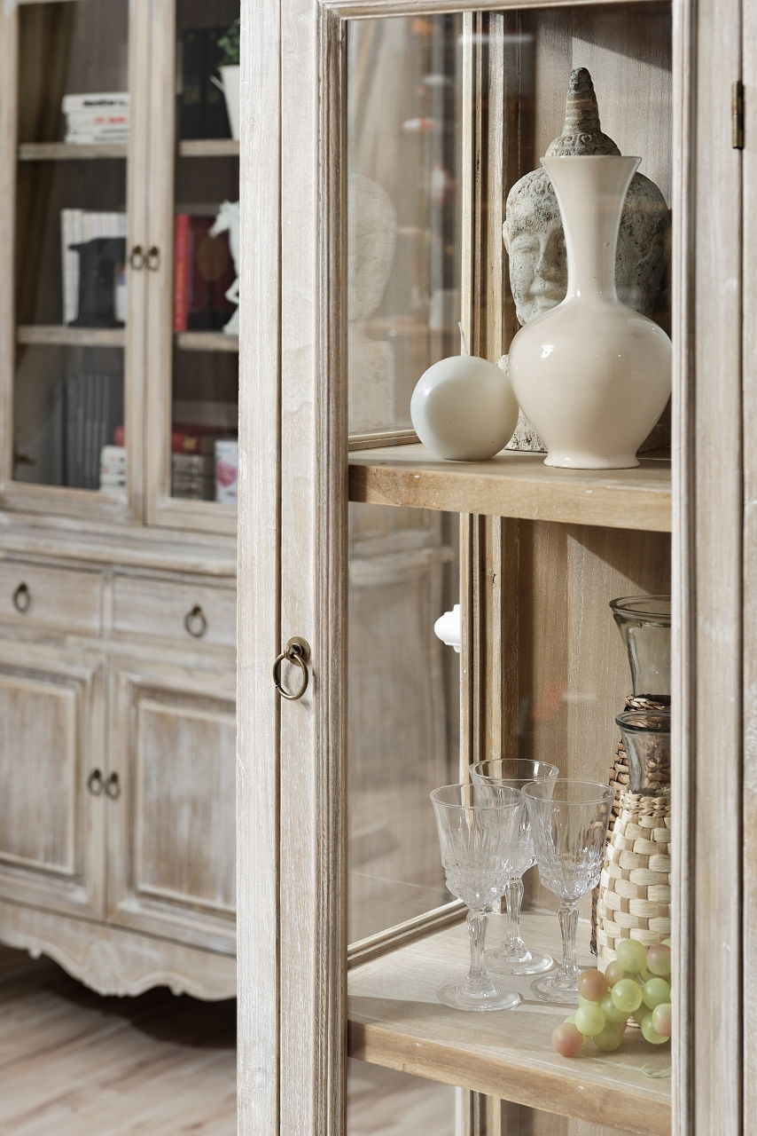 Vitrina cu Picioare Sculptate din Lemn de Paulownia Livin Hill