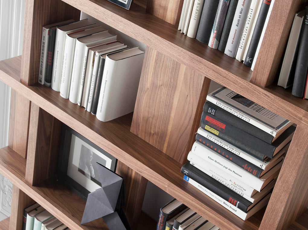 Biblioteca din Lemn de Nuc cu Design Modern Angel Cerda