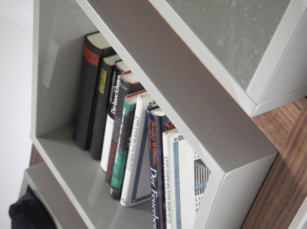 Biblioteca din Nuc cu Rafturi Cubice Angel Cerda