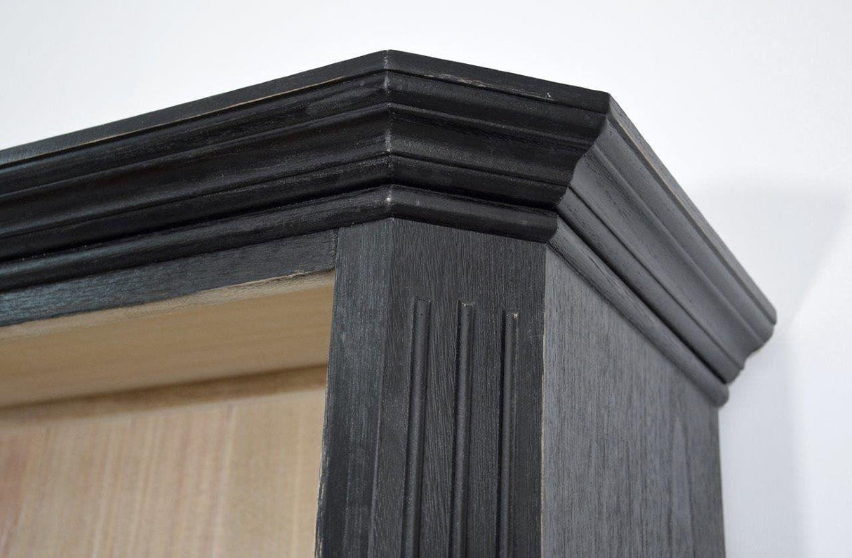 Vitrina Clasica cu Picioare Simple si Manere Decorative Livin Hill