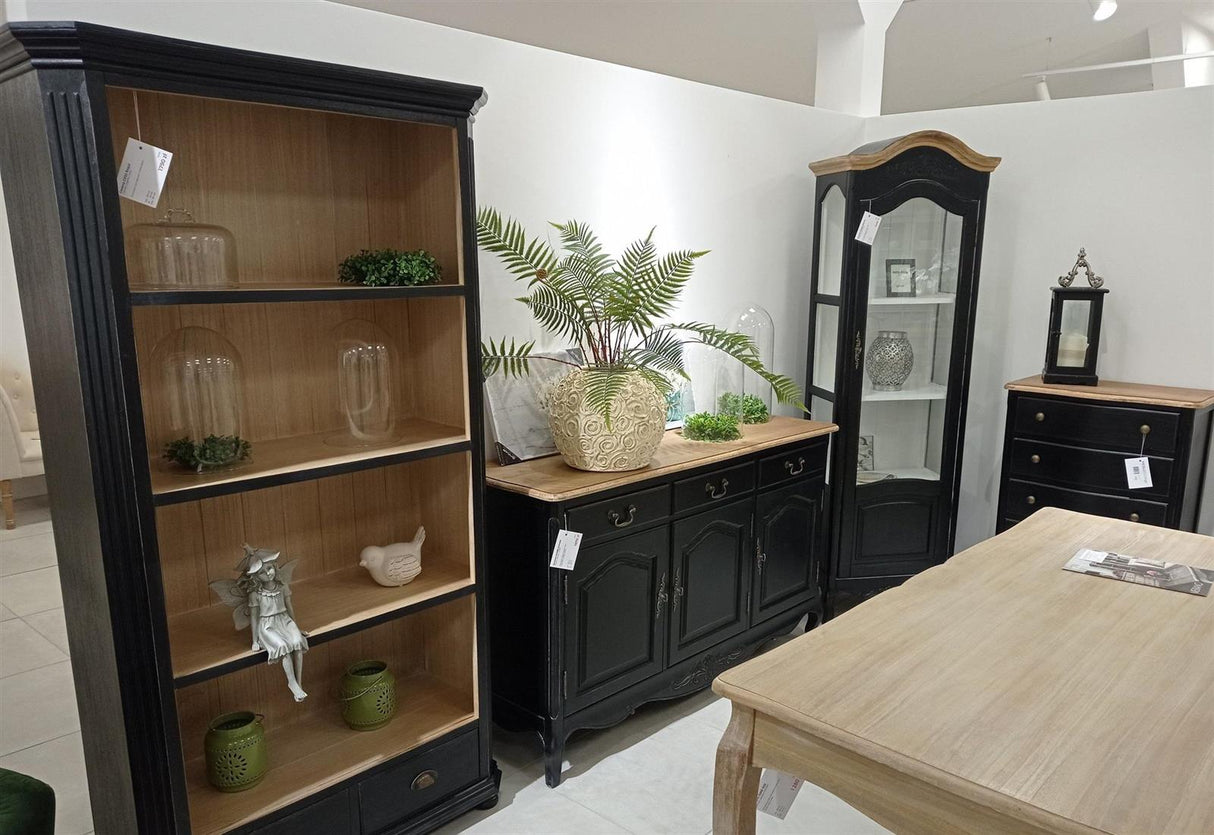 Vitrina Clasica cu Picioare Simple si Manere Decorative Livin Hill