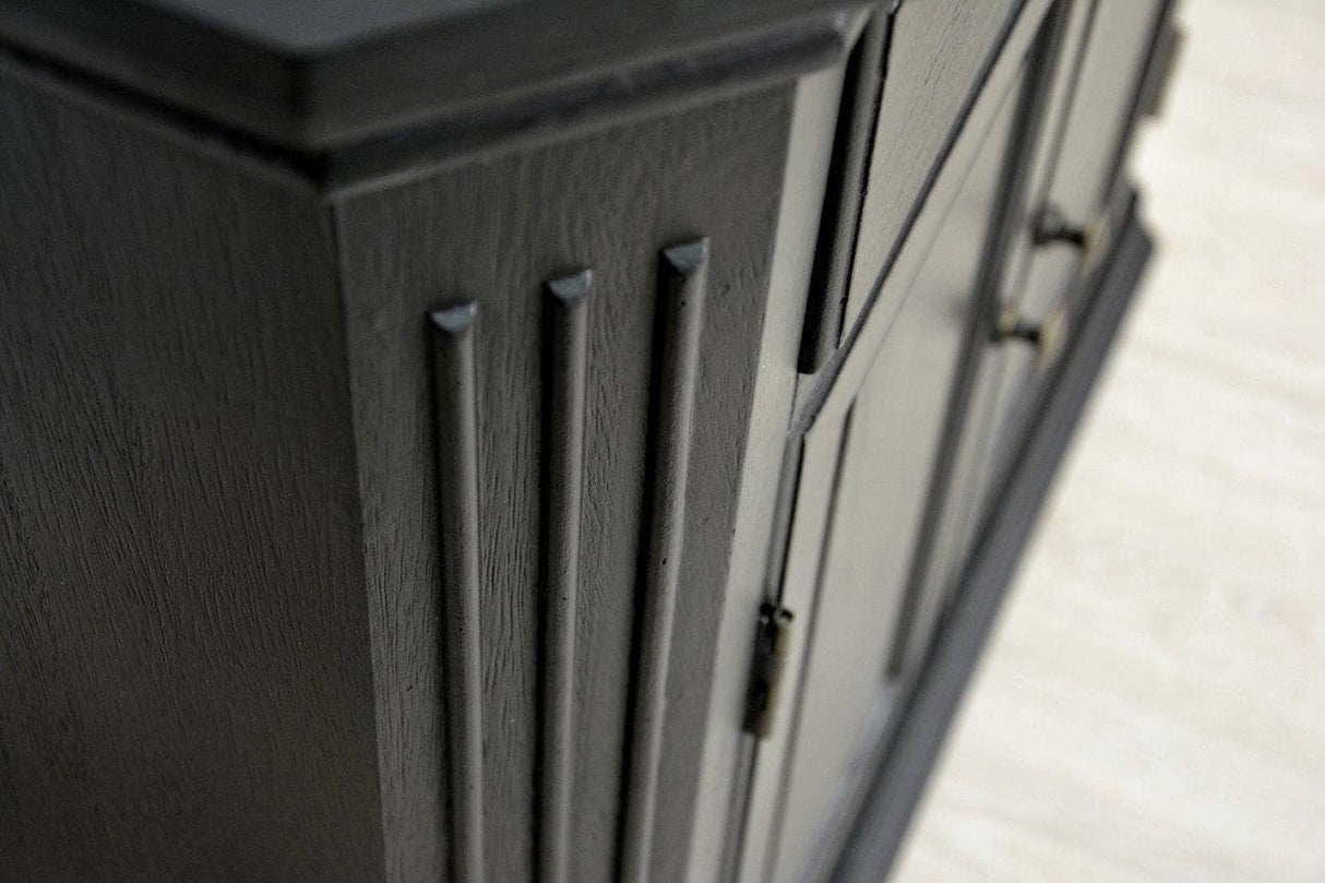 Comoda in Stil Clasic cu Picioare Drepte Livin Hill