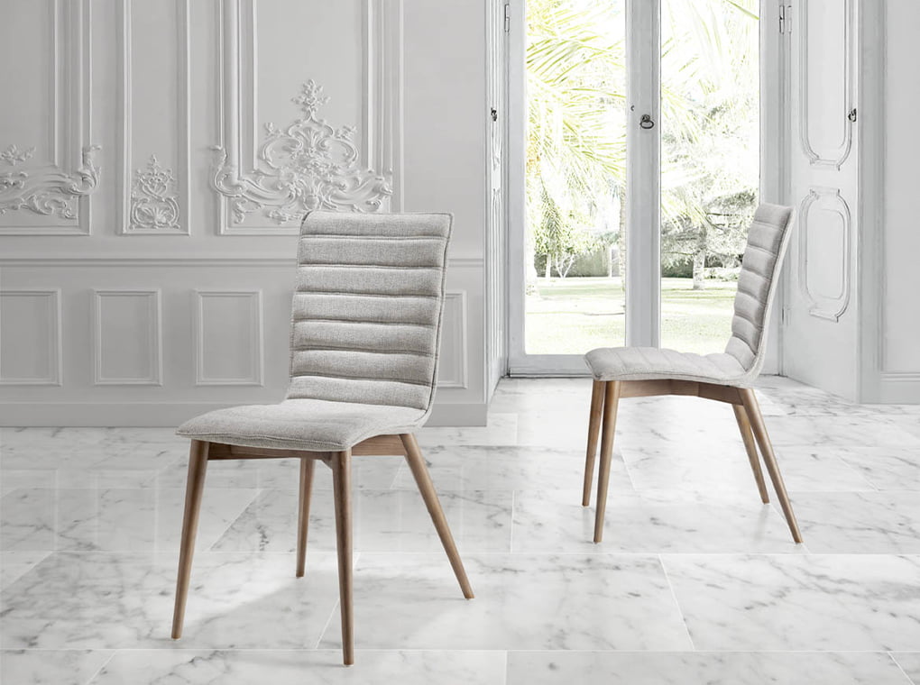 Scaun Tapitat cu Stofa Gri si Structura din Lemn de Nuc Angel Cerda