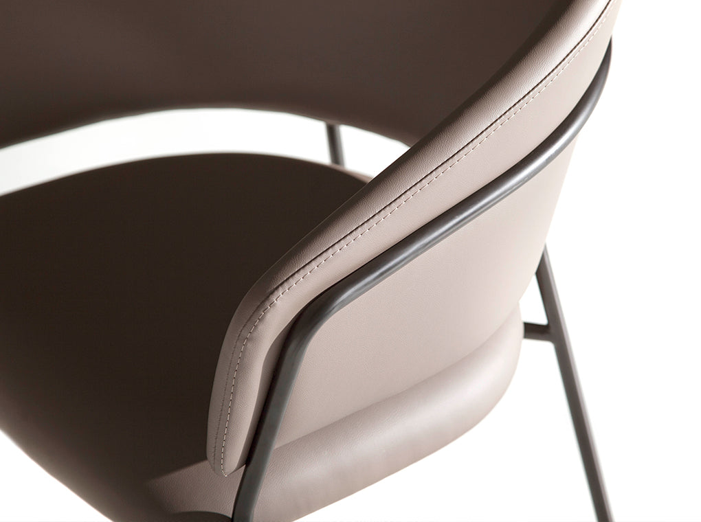 Scaun pentru Masa de Dining Tapitat in Piele Mink cu Picioare din Otel Negru Angel Cerda