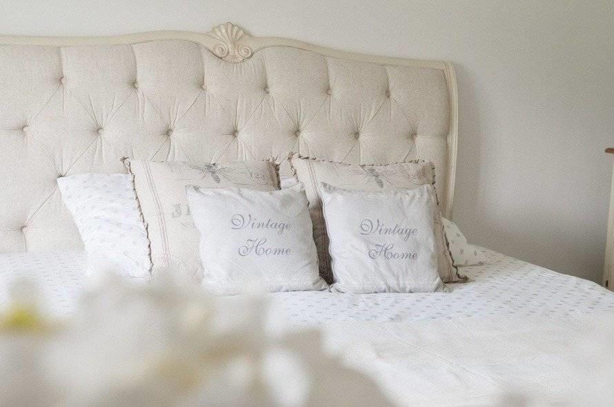 Dulap Provence cu Picioare Sculptate si Manere Bronz Livin Hill