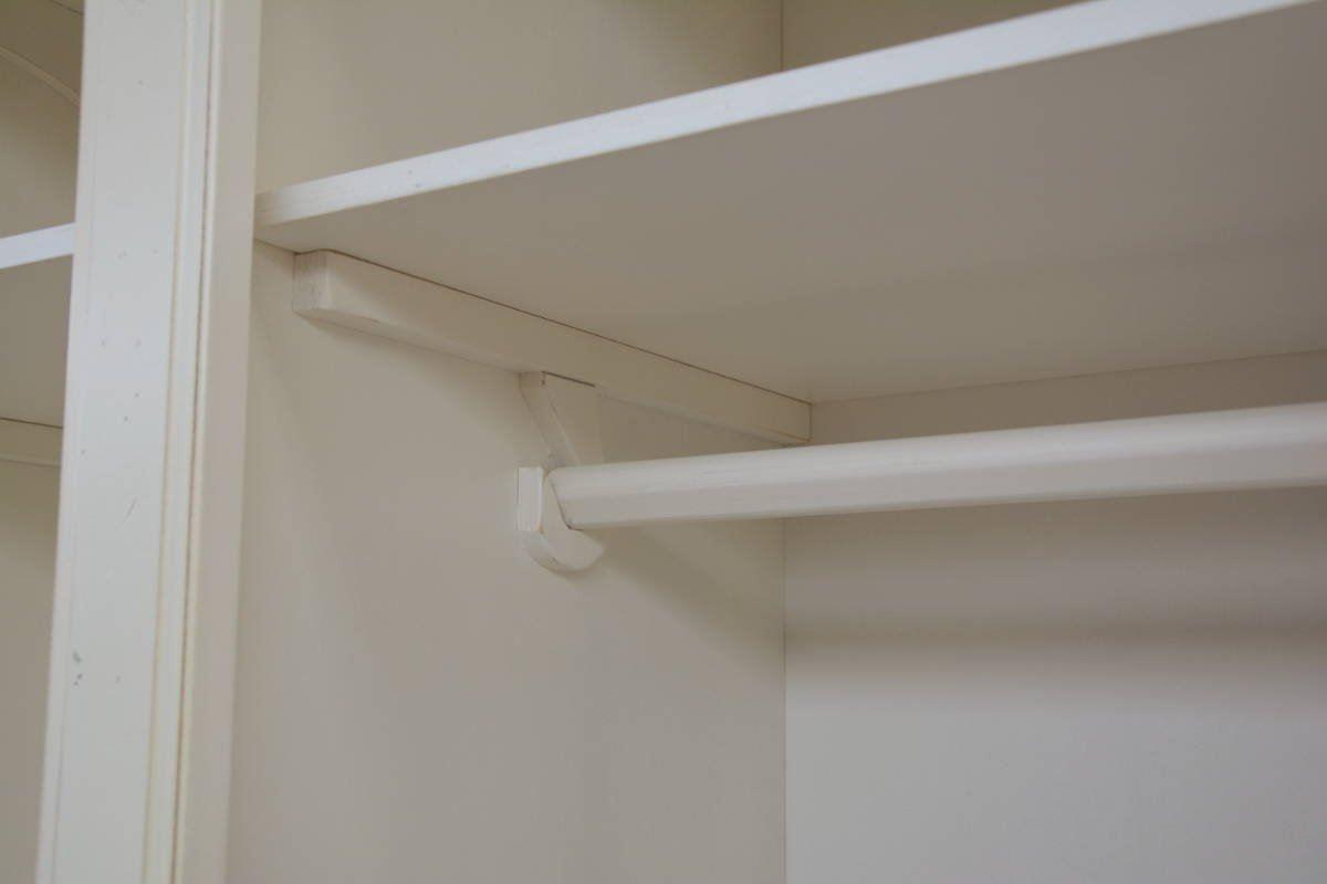 Dulap Provence cu Picioare Sculptate si Manere Bronz Livin Hill