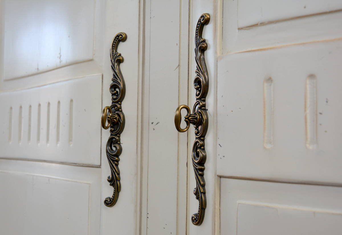 Dulap Provence cu Picioare Sculptate si Manere Bronz Livin Hill