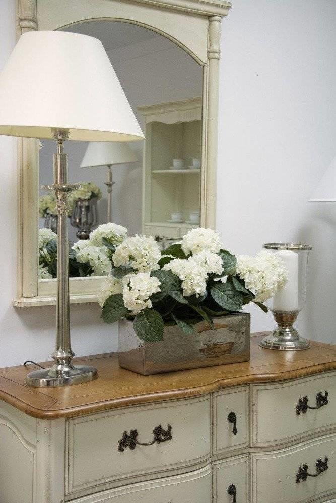 Dulap Provence cu Picioare Sculptate si Manere Bronz Livin Hill