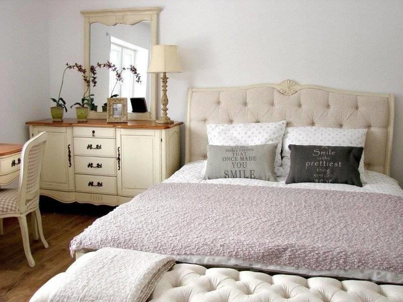 Dulap Provence cu Picioare Sculptate si Manere Bronz Livin Hill