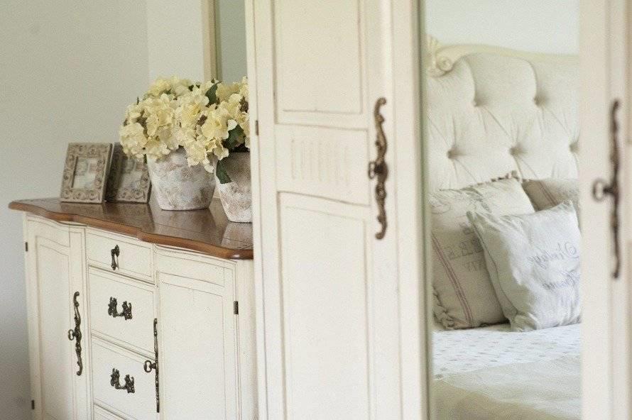 Dulap Provence cu Picioare Sculptate si Manere Bronz Livin Hill