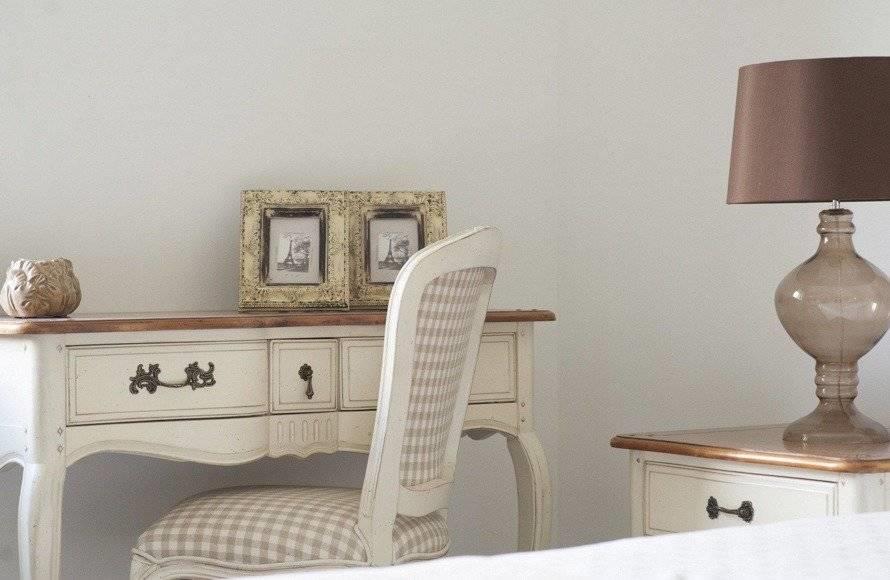 Dulap Provence cu Picioare Sculptate si Manere Bronz Livin Hill