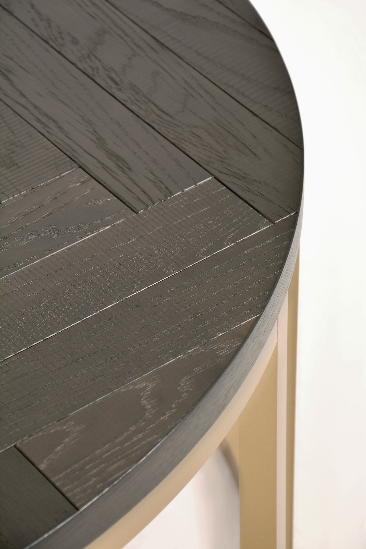 Masa de Cafea Rotunda din Stejar cu Picioare Aurii Livin Hill