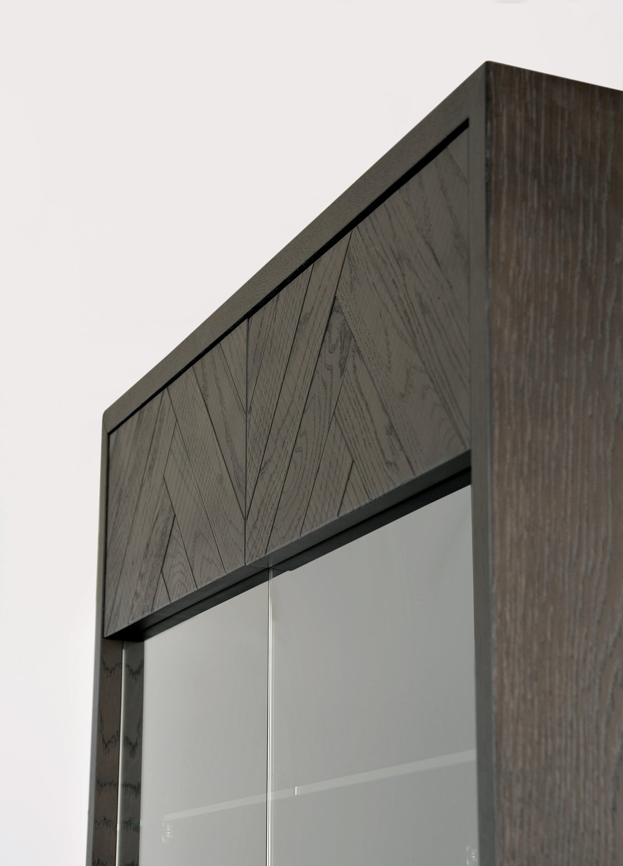 Vitrina Moderna din Lemn de Fag cu Intarsie de Jodel si LED-uri Livin Hill