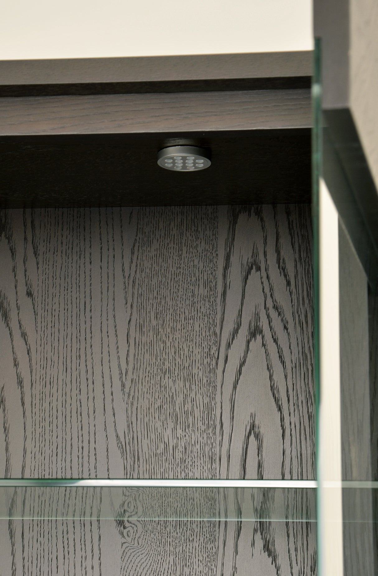 Vitrina Moderna din Lemn de Fag cu Intarsie de Jodel si LED-uri Livin Hill