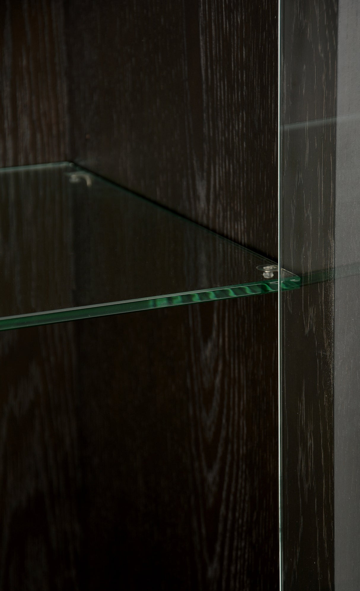 Vitrina Moderna din Lemn de Fag cu Intarsie de Jodel si LED-uri Livin Hill