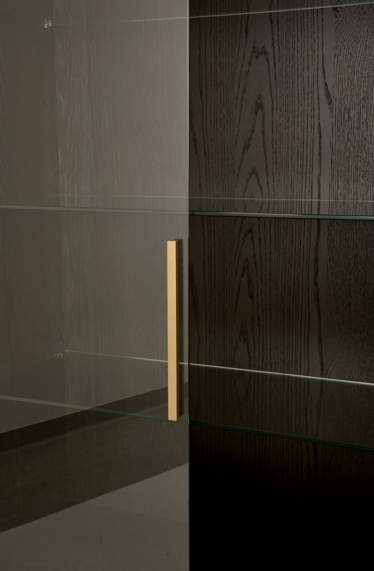 Vitrina Moderna din Lemn de Fag cu Intarsie de Jodel si LED-uri Livin Hill