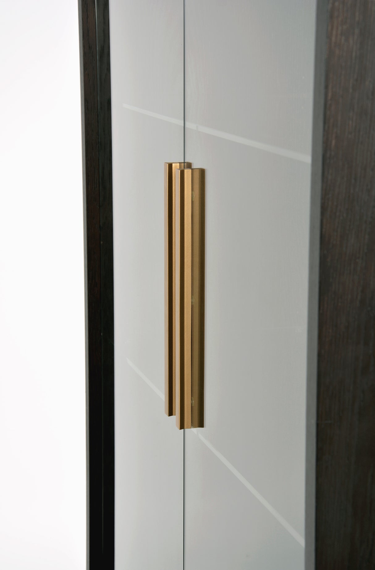 Vitrina Moderna din Lemn de Fag cu Intarsie de Jodel si LED-uri Livin Hill