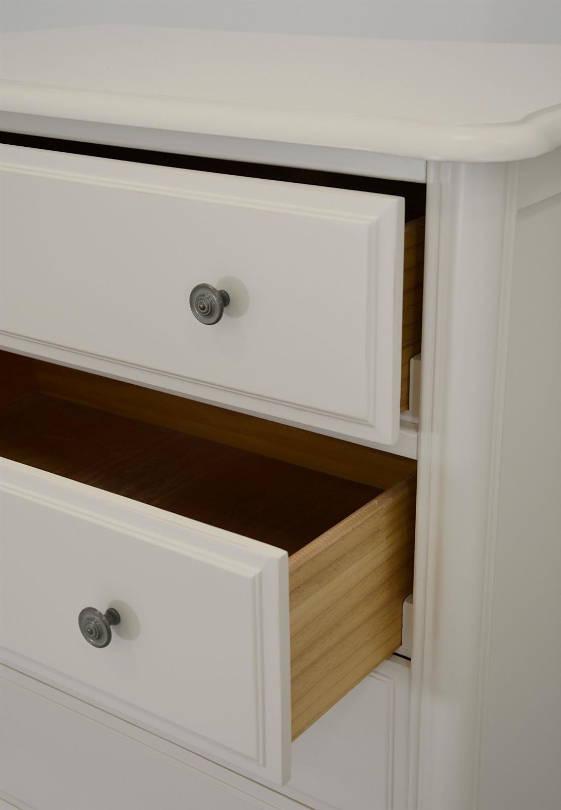 Comoda cu Picioare Sculptate Stil Provensal Alb Antichizat Livin Hill