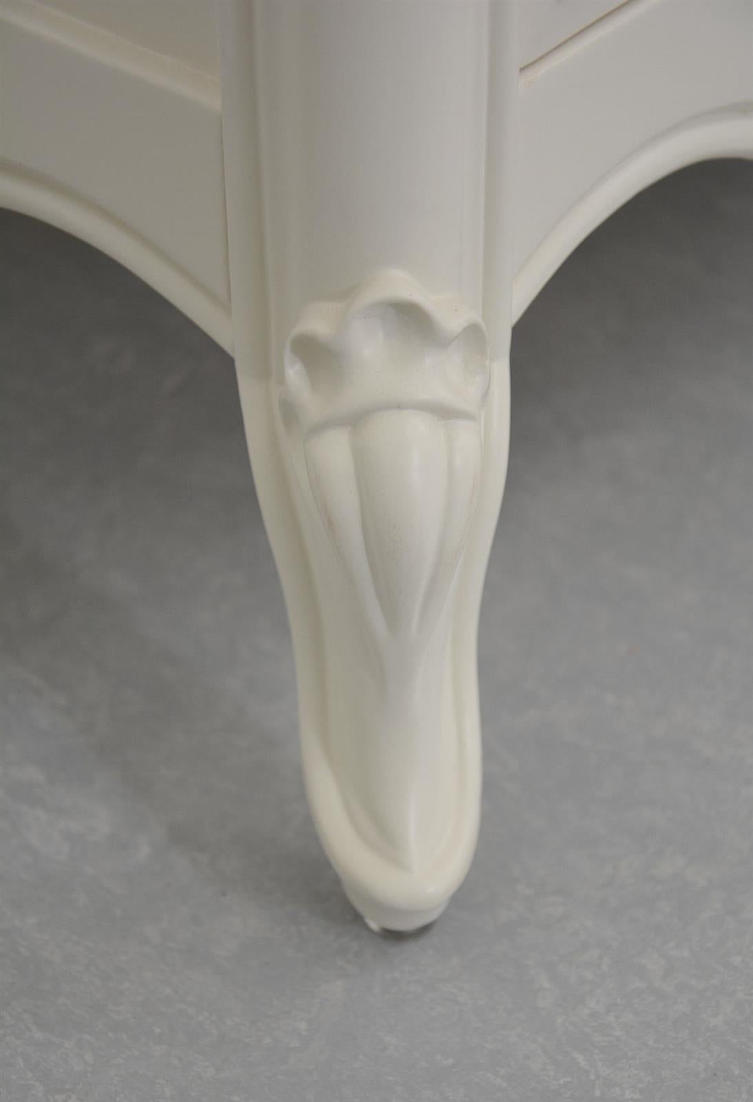 Comoda cu Picioare Sculptate Stil Provensal Alb Antichizat Livin Hill