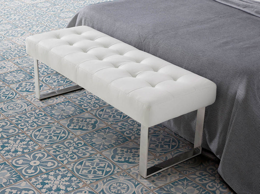 Banchetă tapițată albă cu picioare din oțel cromat – design modern și eleganță minimalistă 5000 Angel Cerdá