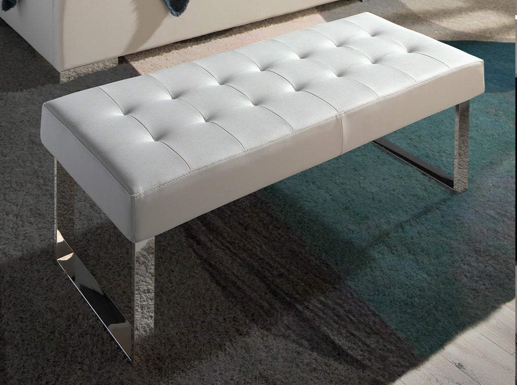 Banchetă tapițată albă cu picioare din oțel cromat – design modern și eleganță minimalistă 5000 Angel Cerdá