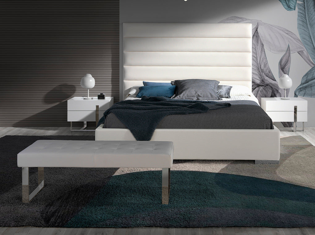 Banchetă tapițată albă cu picioare din oțel cromat – design modern și eleganță minimalistă 5000 Angel Cerdá