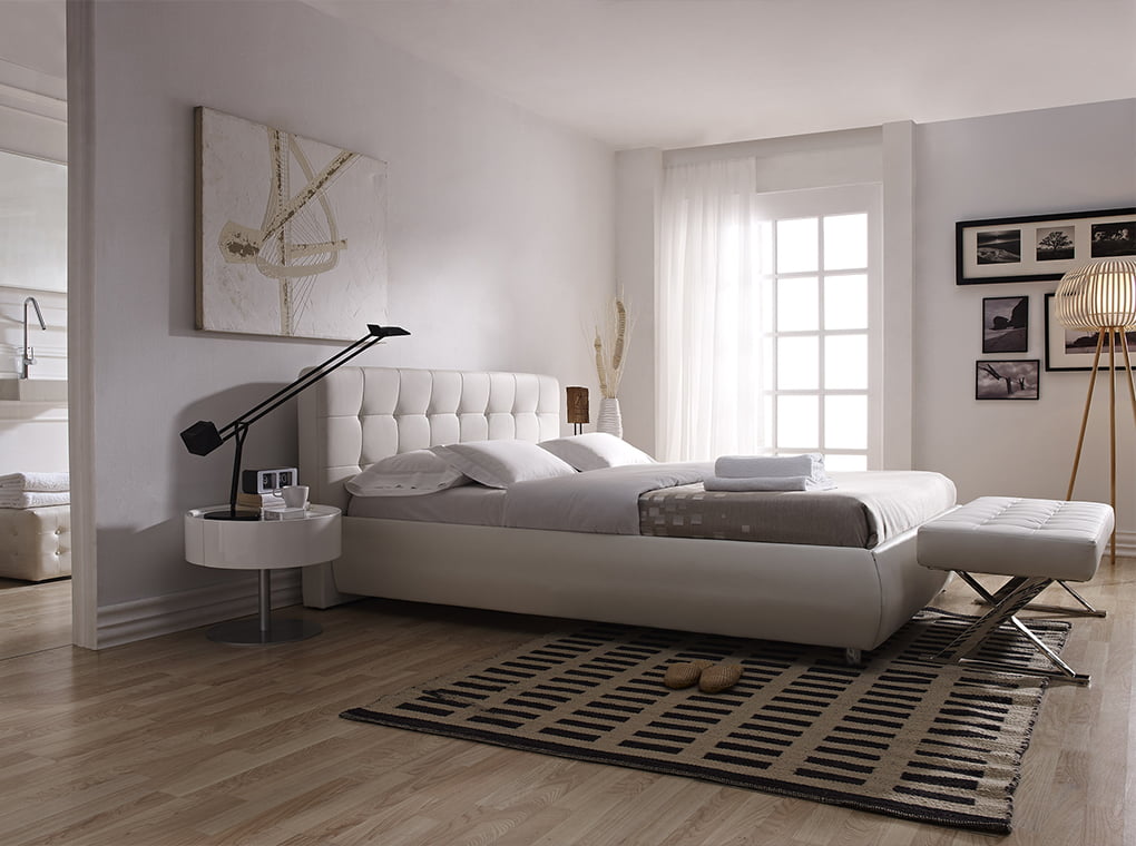 Banchetă tapițată albă cu picioare din oțel cromat – design modern și eleganță minimalistă 5001 Angel Cerdá