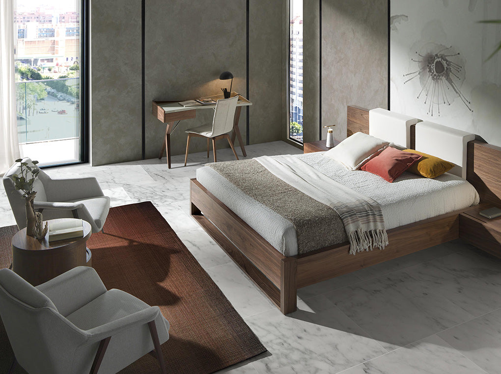 Fotoliu Tapitat Alb cu Structura de Otel Maro Angel Cerda