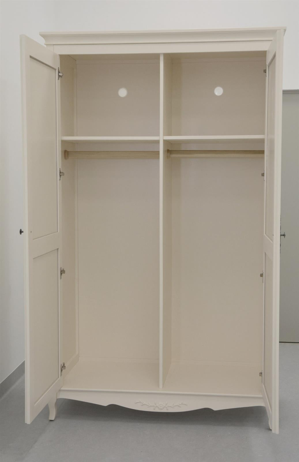 Dulap Alb Antic cu Picioare Sculptate si Manere Decorative Livin Hill